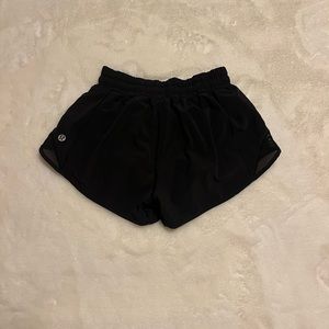 Lululemon low rise 2.5 Hotty hot shorts in black! Size 2